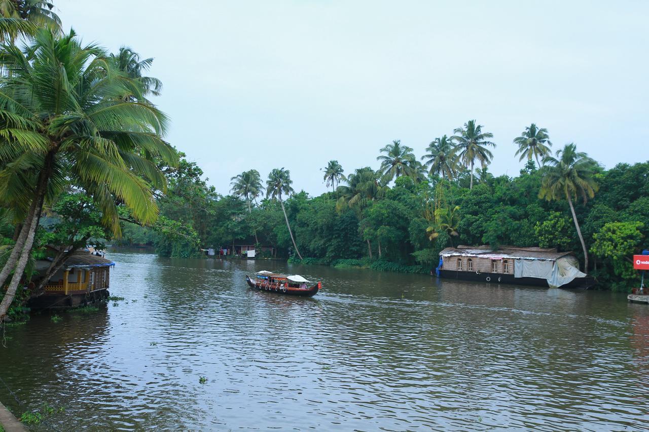 فندق Alappuzhaفي  Chaandhni Lake View المظهر الخارجي الصورة