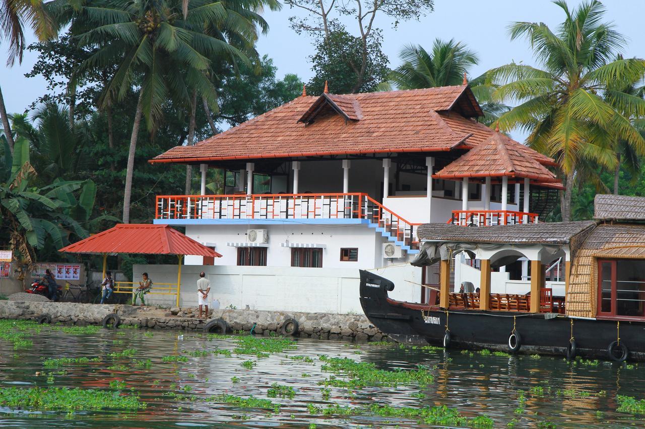 فندق Alappuzhaفي  Chaandhni Lake View المظهر الخارجي الصورة