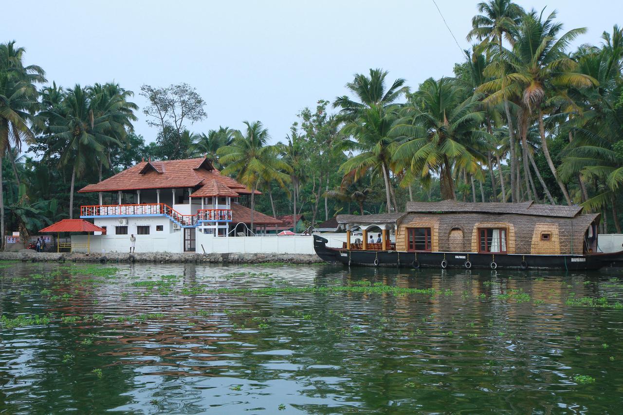 فندق Alappuzhaفي  Chaandhni Lake View المظهر الخارجي الصورة